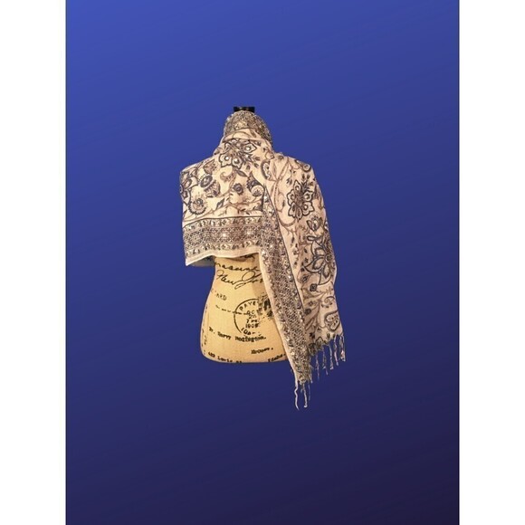 UNBRANDED Shawl Wrap Scarf, 3” Knotted Fringe, BLUE/GRAY FLORAL, Pre-owned, EUC - Picture 2 of 9